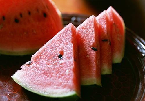 西瓜和桃子能一起吃吗 桃子和西瓜一起吃会中毒吗