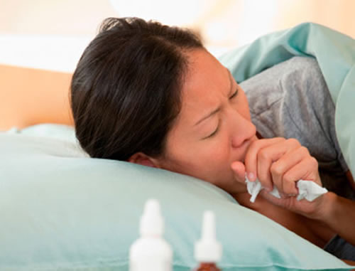 胸痛咳嗽喉咙痒是什么原因（干咳嗽喉咙痒胸痛是什么原因）