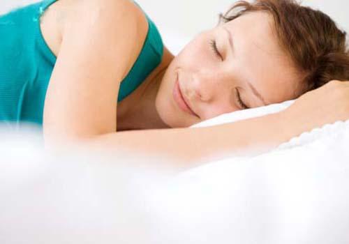 女人睡觉时流口水是什么原因（女人睡觉流口水是什么病的前兆）