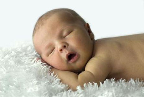 宝宝趴着睡觉是怎么回事 宝宝趴着睡觉是什么原因?