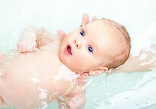 宝宝耳朵进水怎么办（两岁宝宝耳朵进水怎么办）