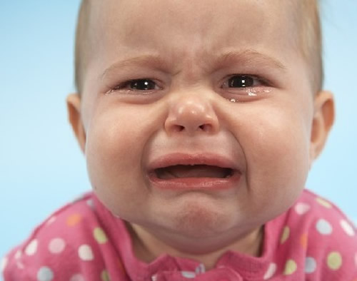 婴儿晚上哭闹是什么原因 三个月的婴儿晚上哭闹是什么原因
