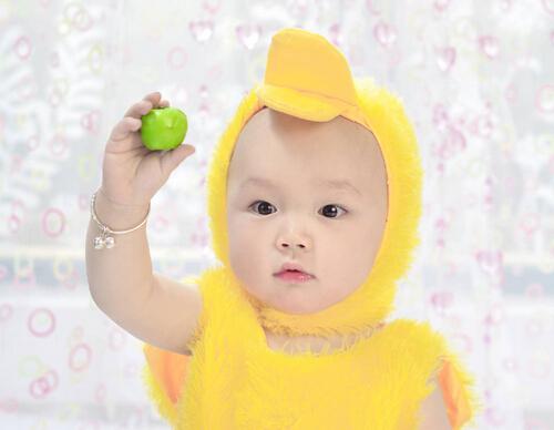宝宝几个月可以吃水果（宝宝几个月可以吃水果汁）