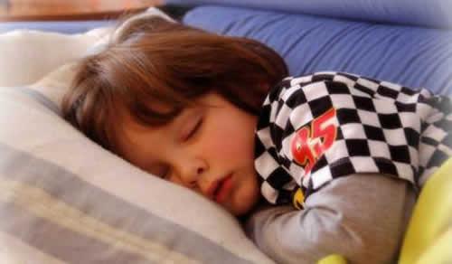 小孩睡觉出汗多是什么原因 一岁多的小孩睡觉出汗多是什么原因