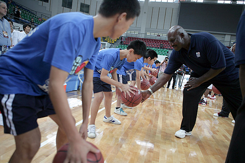 中学生篮球训练方法 中学生篮球训练方法视频教程