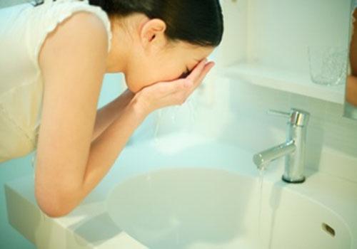 吹空调放盆水的危害 吹空调在房间里放盆水对人有哪些好处