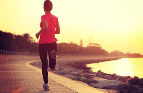 跑步能减肚子吗 每天晚上跑步能减肚子吗