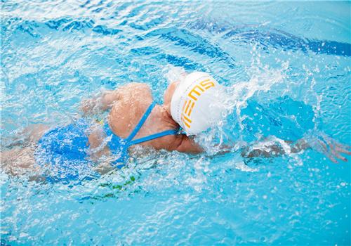 学游泳憋气技巧 小孩初学游泳憋气技巧