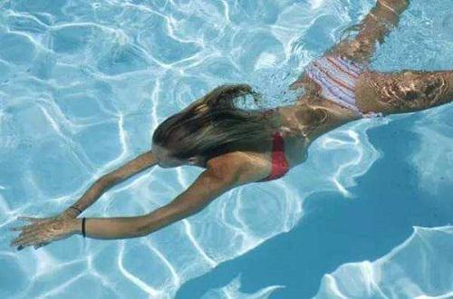 游泳时腿抽筋怎么办 游泳时腿抽筋怎么办?静止不动大声吆喝