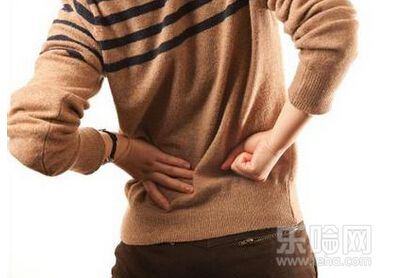 后背疼痛是什么原因 后背疼痛是什么原因脊椎两边