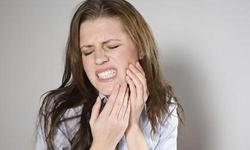 哺乳期上火牙龈肿痛怎么办（哺乳期上火牙龈肿痛怎么办吃什么药最好）