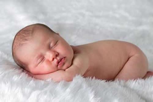 新生儿一天睡几个小时正常（新生儿一天睡几个小时?）