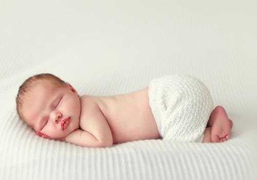 宝宝睡觉后脑勺出汗是什么原因（宝宝睡觉后脑勺出汗是什么原因引起的）