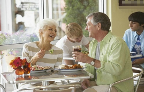 老年人不爱吃饭是什么原因 老年人突然不爱吃饭是什么原因