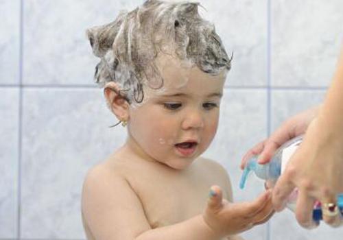 如何给宝宝洗头 如何给宝宝洗头发