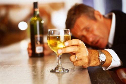 偏头痛能喝酒吗 偏头痛还能喝酒吗