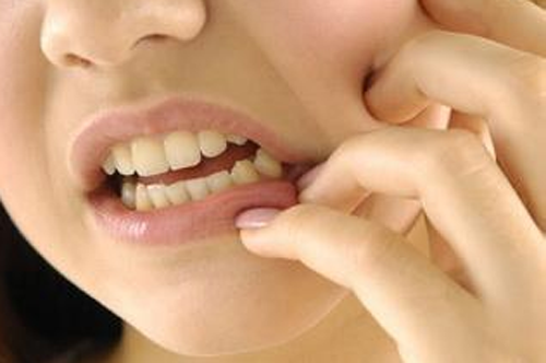 牙齿酸痛是什么原因（咬东西牙齿酸痛是什么原因）