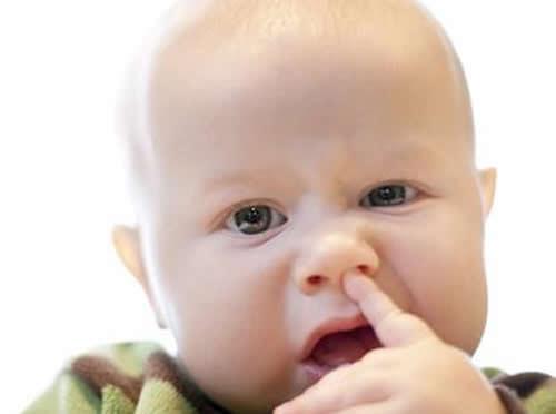 宝宝鼻子里有鼻屎不通气怎么办（两个月宝宝鼻子里有鼻屎不通气怎么办）