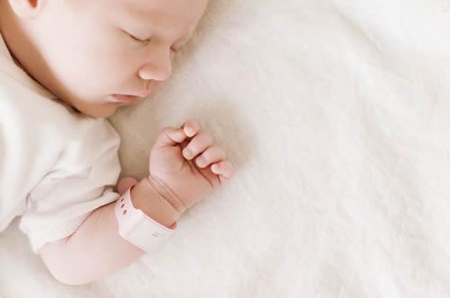 一个月宝宝一天睡几个小时 一岁十一个月宝宝一天睡几个小时