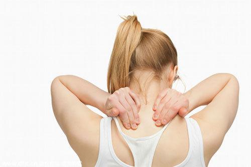 背部疼痛是什么原因引起的 背部疼痛是什么原因引起的睡觉时