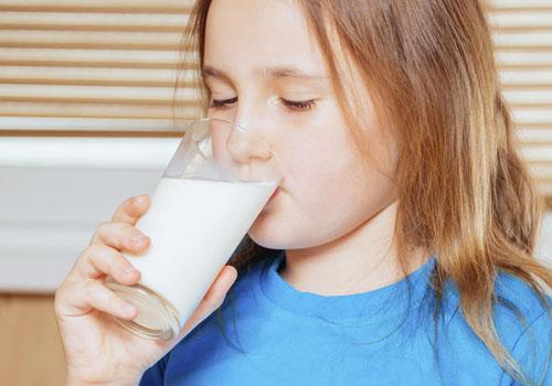 喝牛奶有助于睡眠吗 晚上睡前喝牛奶有助于睡眠吗