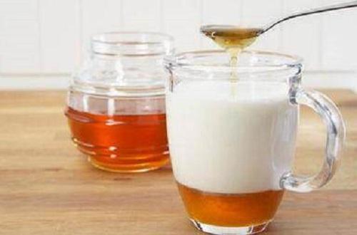 牛奶蜂蜜的功效与作用 蜂蜜加牛奶的功效与作用点