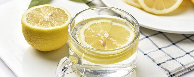 柠檬片泡水的禁忌 柠檬片泡水的功效与作用禁忌