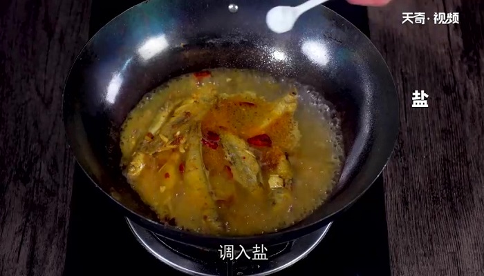 炖小鱼贴饼子怎么做 炖小鱼贴饼子的做法