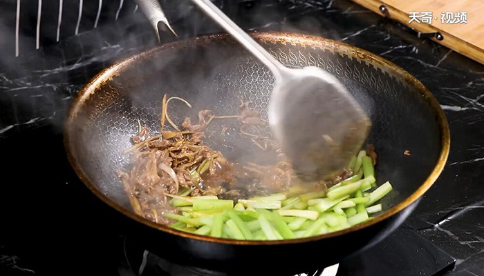 芹菜炒肉丝的做法 怎么做芹菜炒肉丝