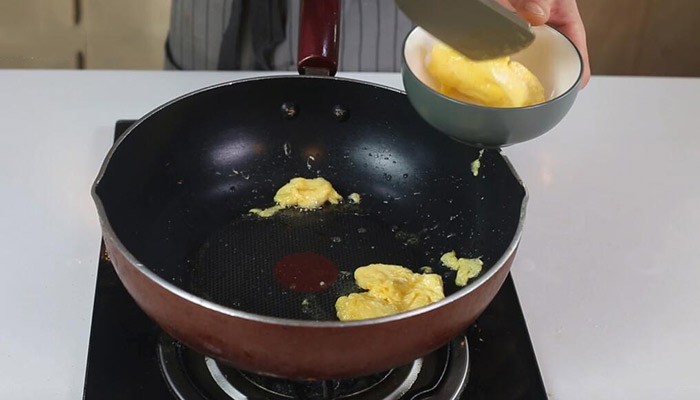 蒜薹炒鸡蛋的做法 蒜薹炒鸡蛋的家常做法