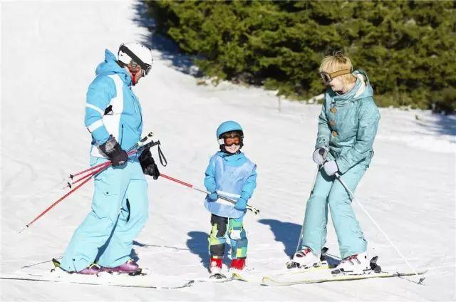 女生去滑雪穿什么衣服 女生去滑雪穿什么衣服好