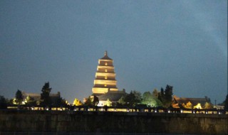 位于唐长安城大慈恩寺内的大雁塔是哪个城市的著名景点？ 是哪个朝代搭建的呢