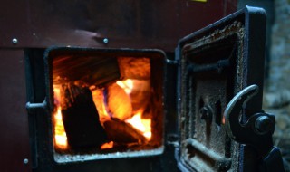 煤炭炉子点燃技巧 老蜂窝煤炉子应该怎么点