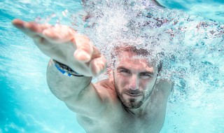 自由泳的重心转换技巧 自由泳的重心转移动作要领