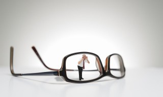 放眼镜的正确方法 眼镜如何放在眼镜盒里才正确