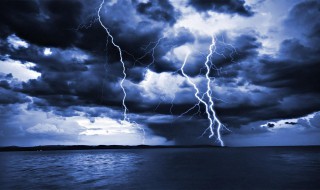 狂风暴雨打雷躲避方法 暴雨雷电天气在外如何躲避