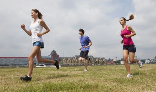 常见的短跑专门性训练方法 常见的短跑专门性训练方法有