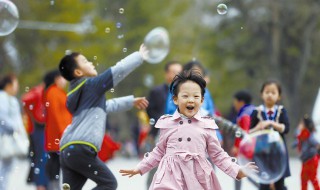 为什么阴雨天气肥皂泡不容易破裂 阴雨天空气潮湿,肥皂泡不容易破