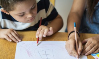 塑料桌布孩子画上铅笔印怎么弄掉 铅笔画在塑料桌上怎么去掉