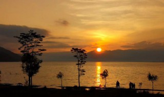 写夕阳下的湖面句子（写夕阳下的湖面句子有哪些）