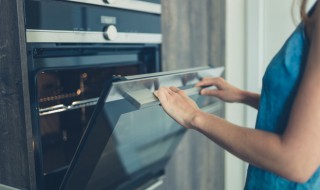 烤箱烤化了塑料怎么办 烤箱烤化了塑料怎么办呢