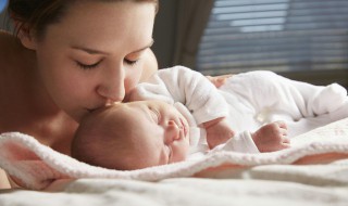 新生儿宝宝喂奶的正确姿势 新生儿宝宝喂奶的正确姿势图片