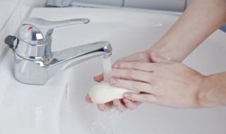 洗手池塞子怎么扣出来 洗手池塞子怎么扣出来图解