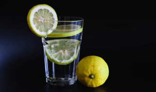 喝泡柠檬水有什么作用和效果 喝泡柠檬水有什么作用和效果视频