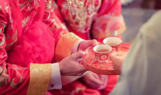 结婚新娘用红布盖头到底是为啥 结婚时红盖头谁给新娘盖上的