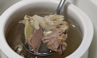 怎样炖羊肉汤鲜香十足无膻味（羊肉炖汤怎么做好吃又膻味）