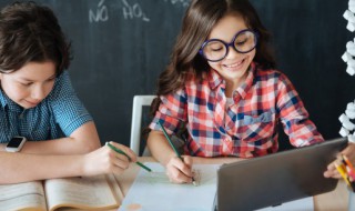 小学生正确的握笔姿势 小学生正确的握笔姿势纠正图