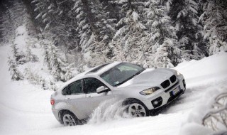 在雪地路上开车技巧（在雪地路上开车技巧视频）