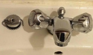 洗手池塞子按下去后弹不起来怎么修 洗手池塞子按不动了怎么办