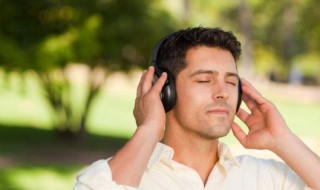 为什么耳机听音乐会自动暂停 用耳机听音乐为什么总自动暂停